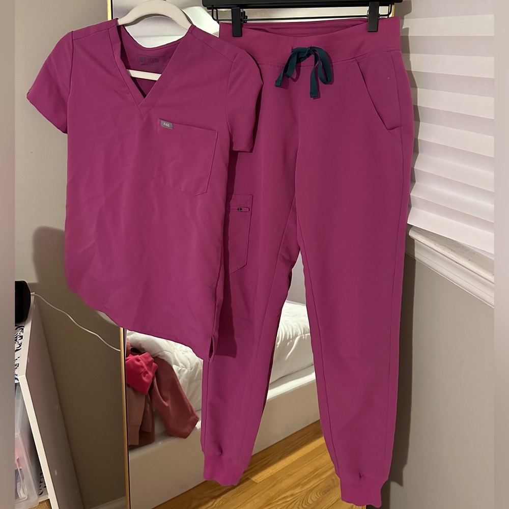 Bright fuchsia FIGS scrubs 🩷